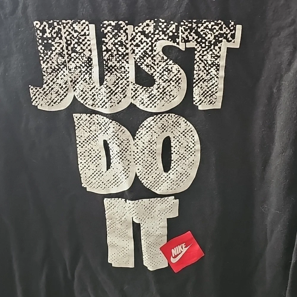 The NIKE Tee Tshirt!! Sz Large Womens